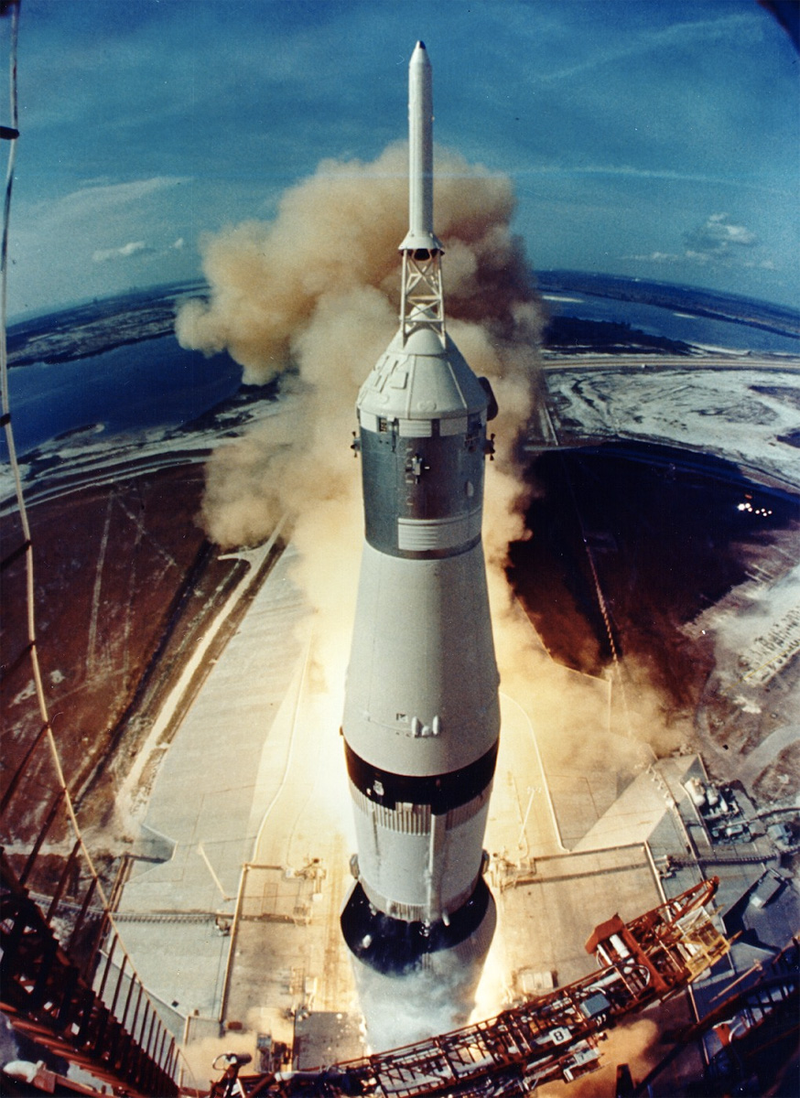 Illustration for article titled Amazing photos from NASA's vaults show how they assembled Apollo 11